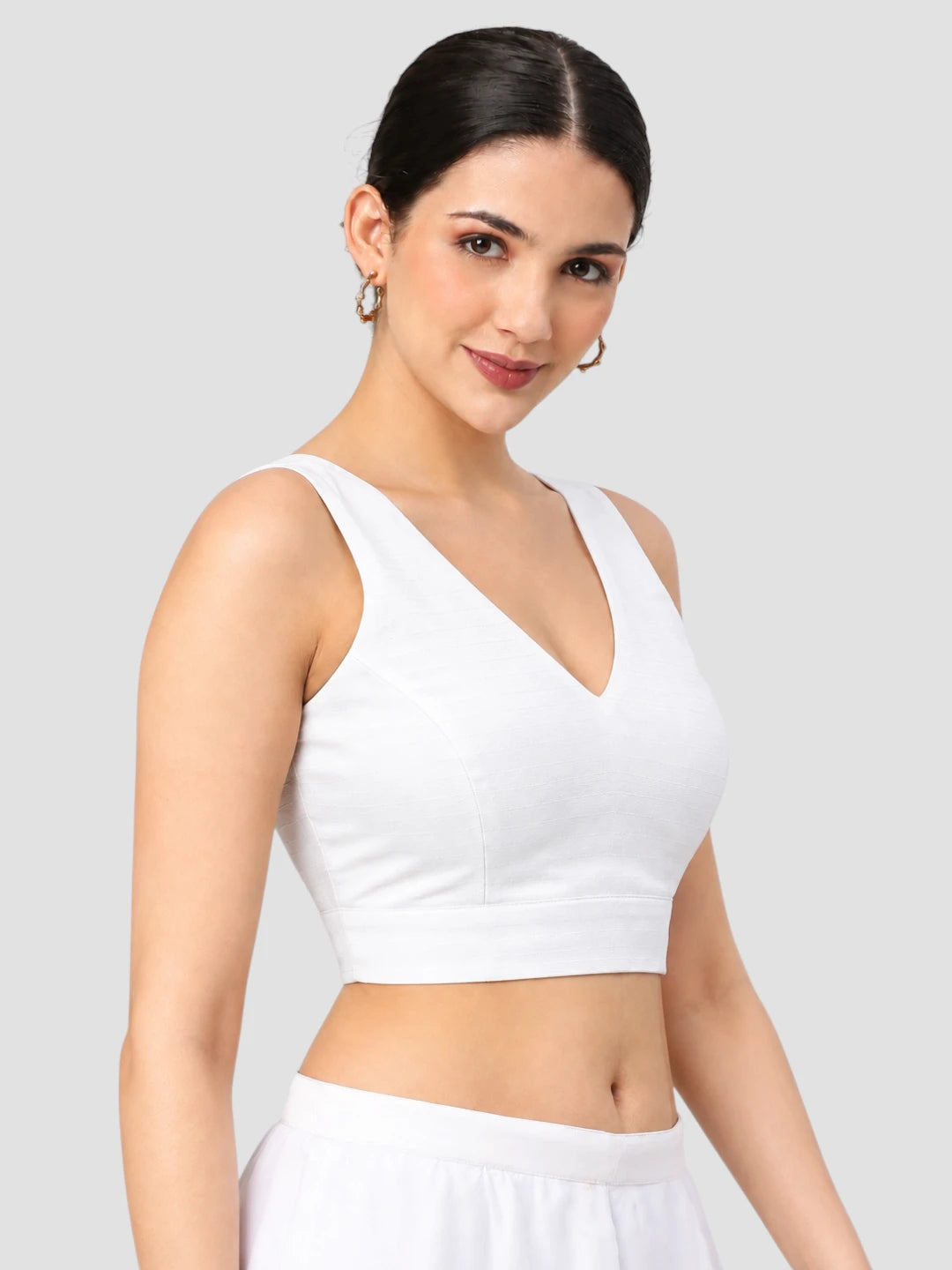 White Sleeveless V-Neck Solid Fitted Saree Crop Blouse